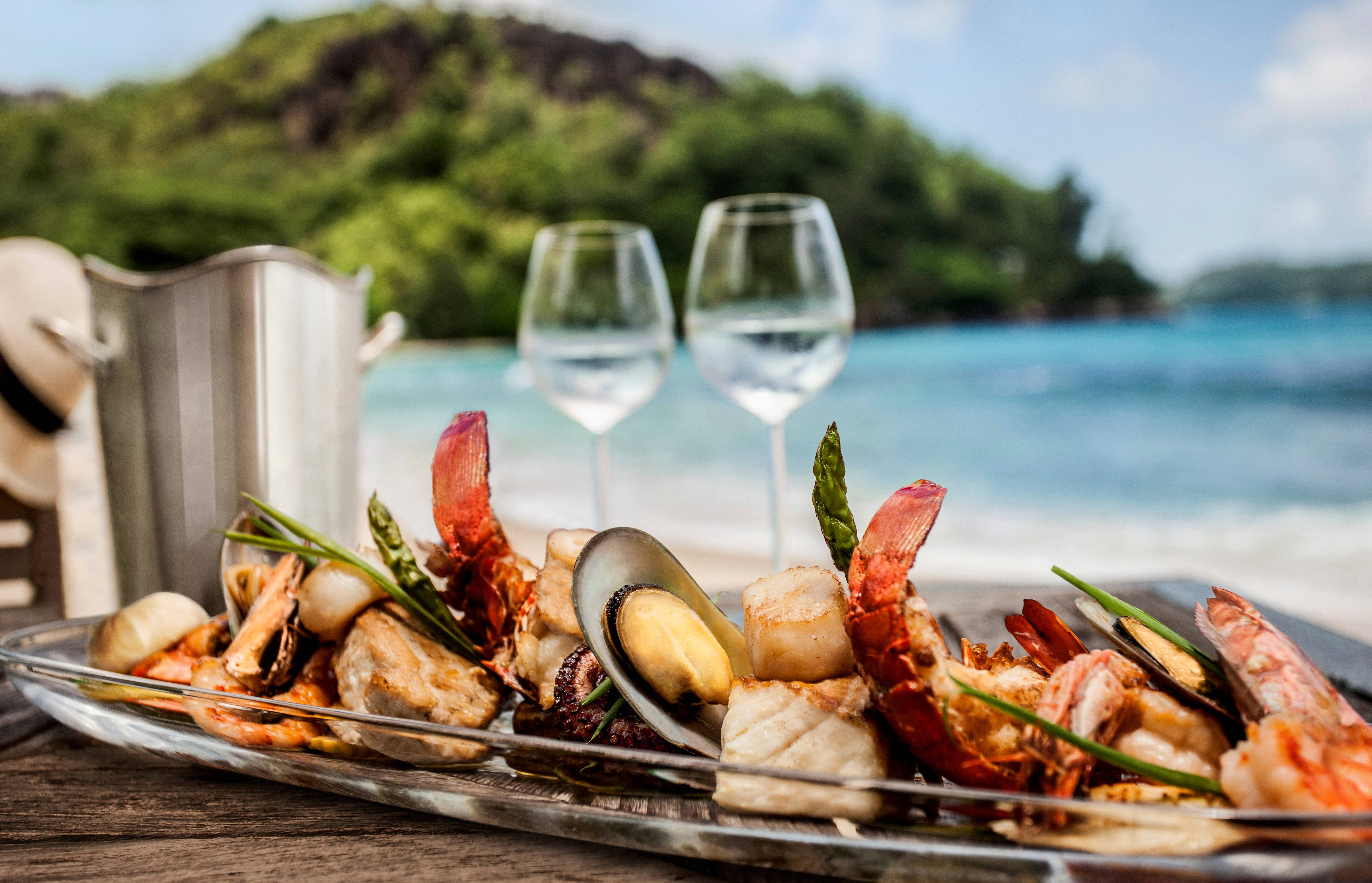 Repas en bord de mer avec des fruits de mer frais