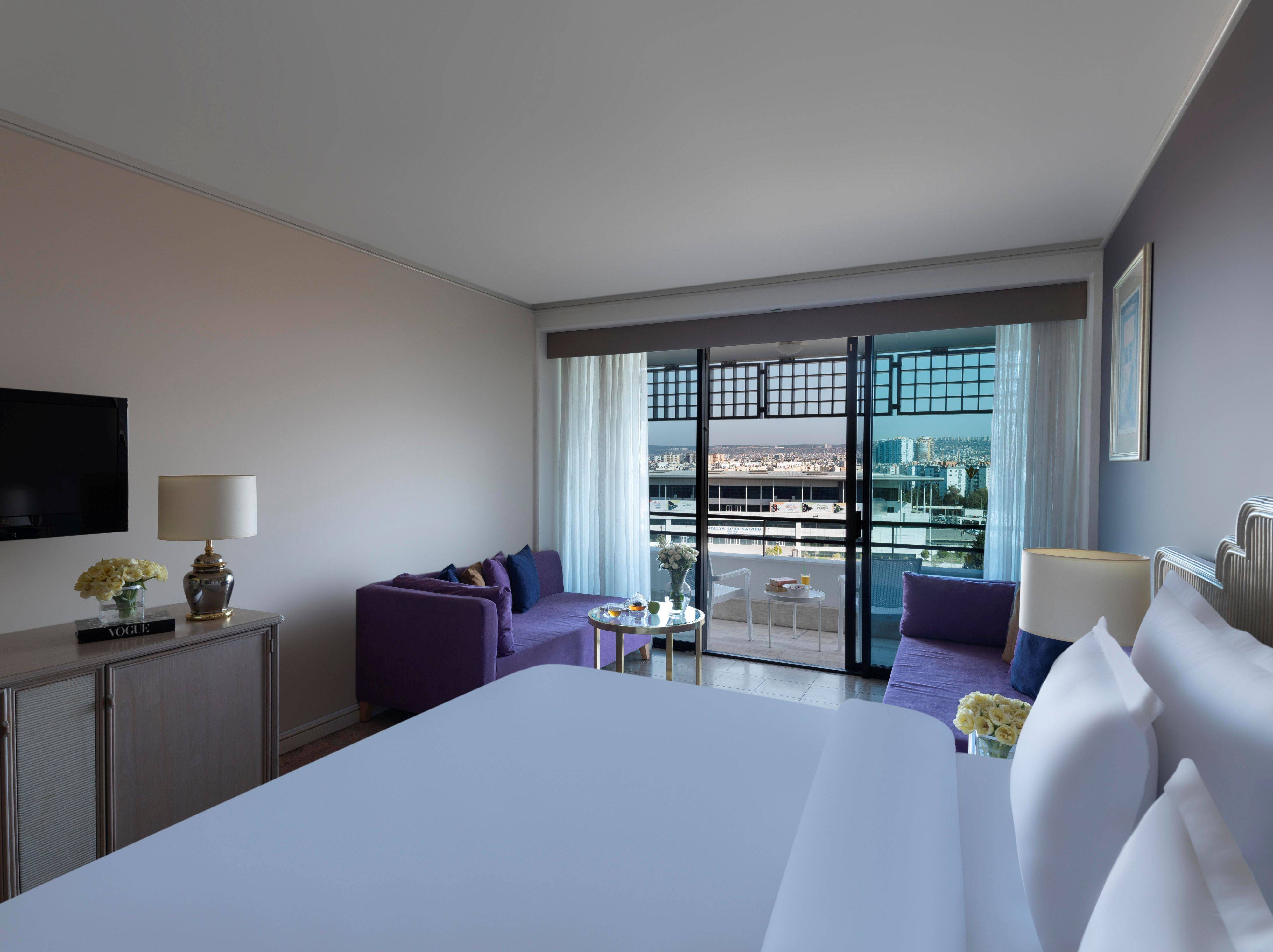 Udoban krevet veličine king size s pogledom na kopno