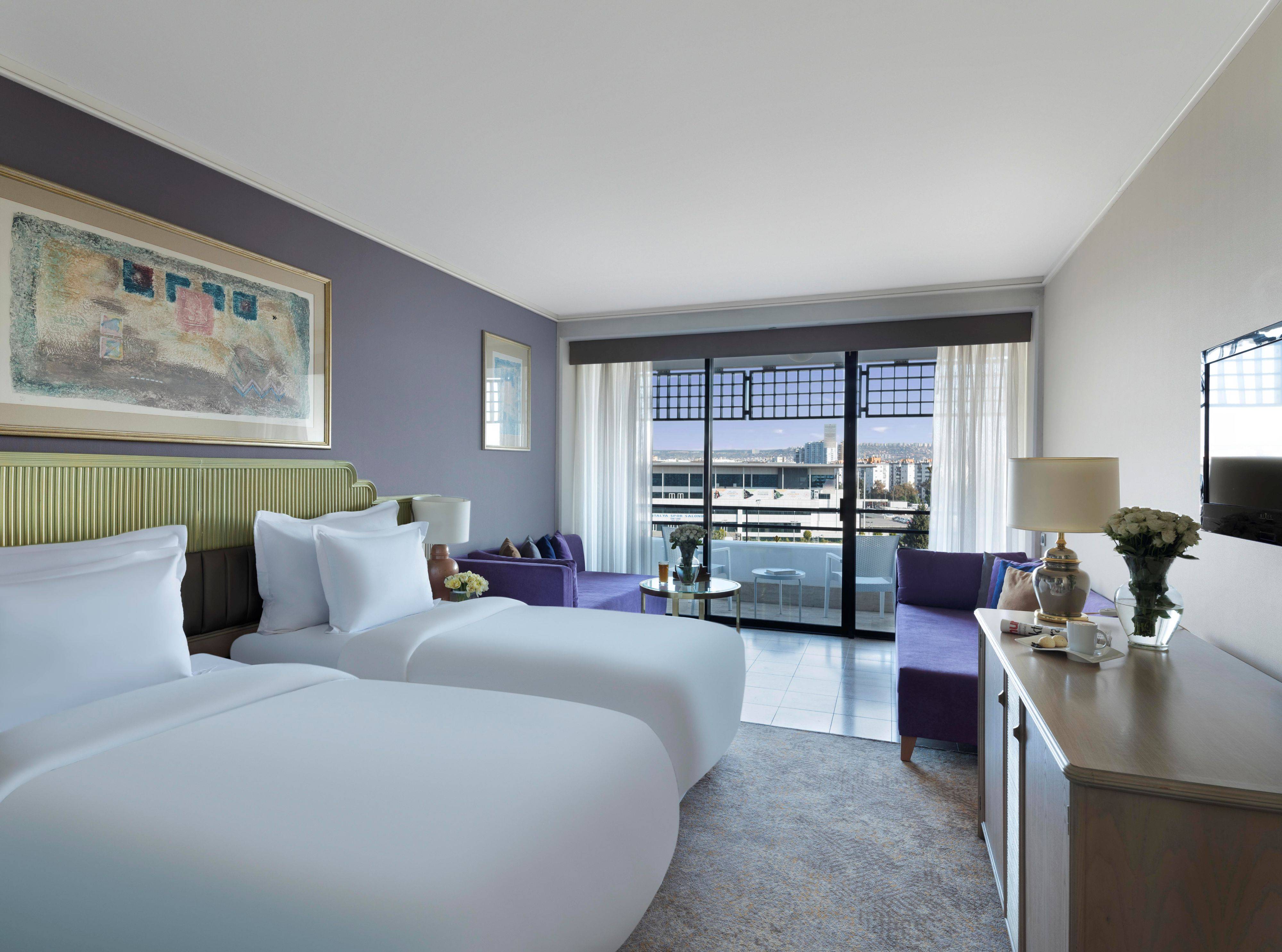 Udoban krevet s dva odvojena kreveta i pogledom na kopno