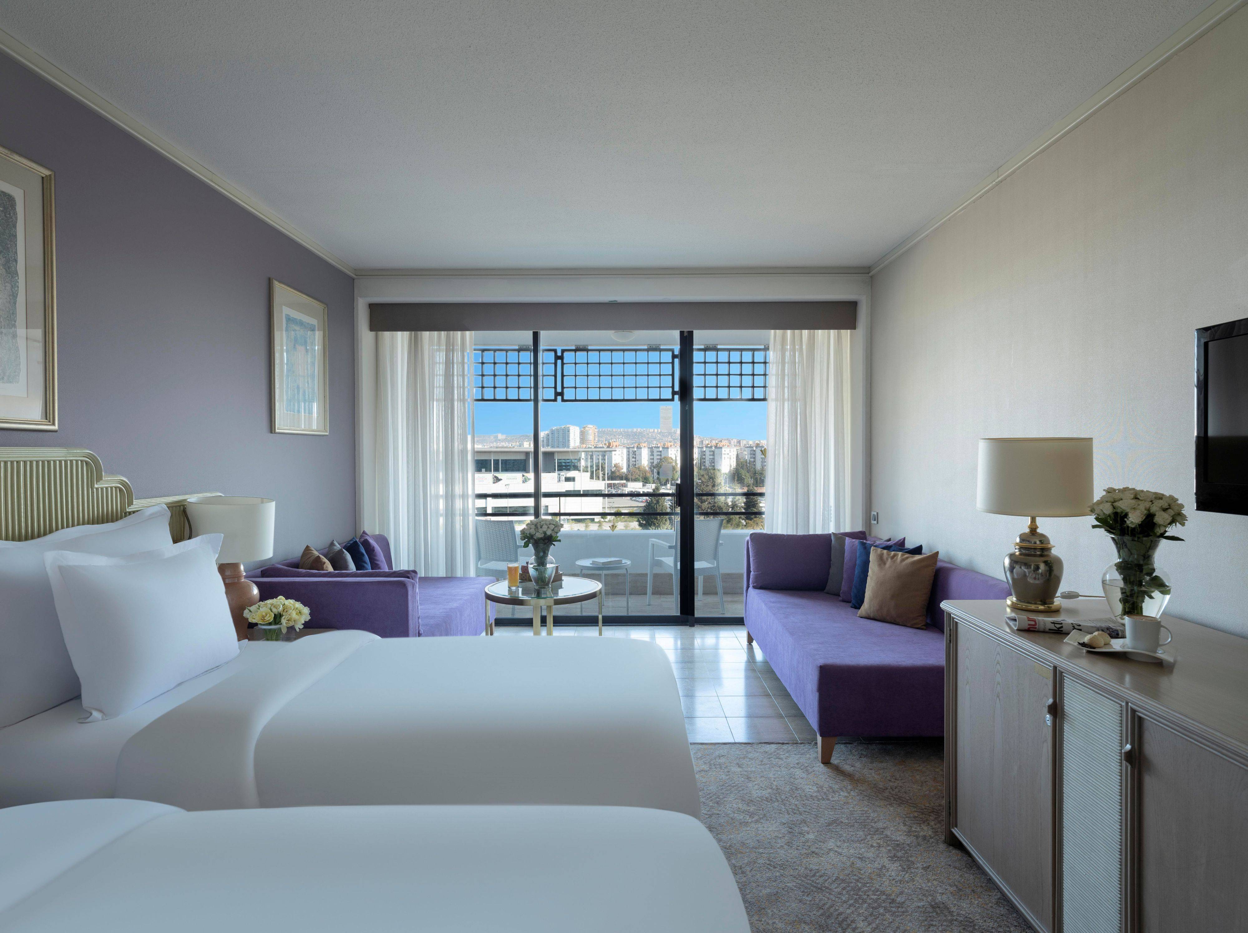 Udoban krevet s dva odvojena kreveta i pogledom na kopno