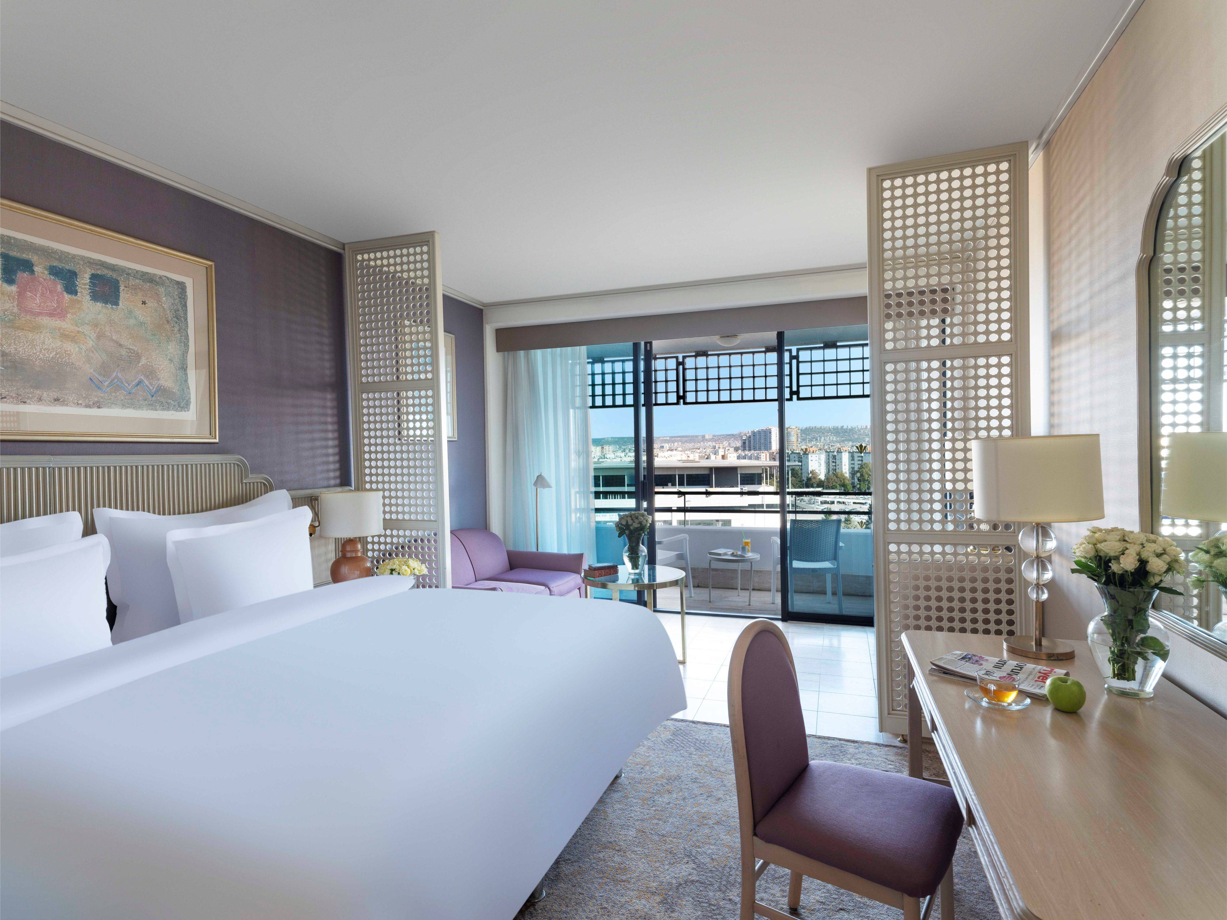 Deluxe city view room king bed