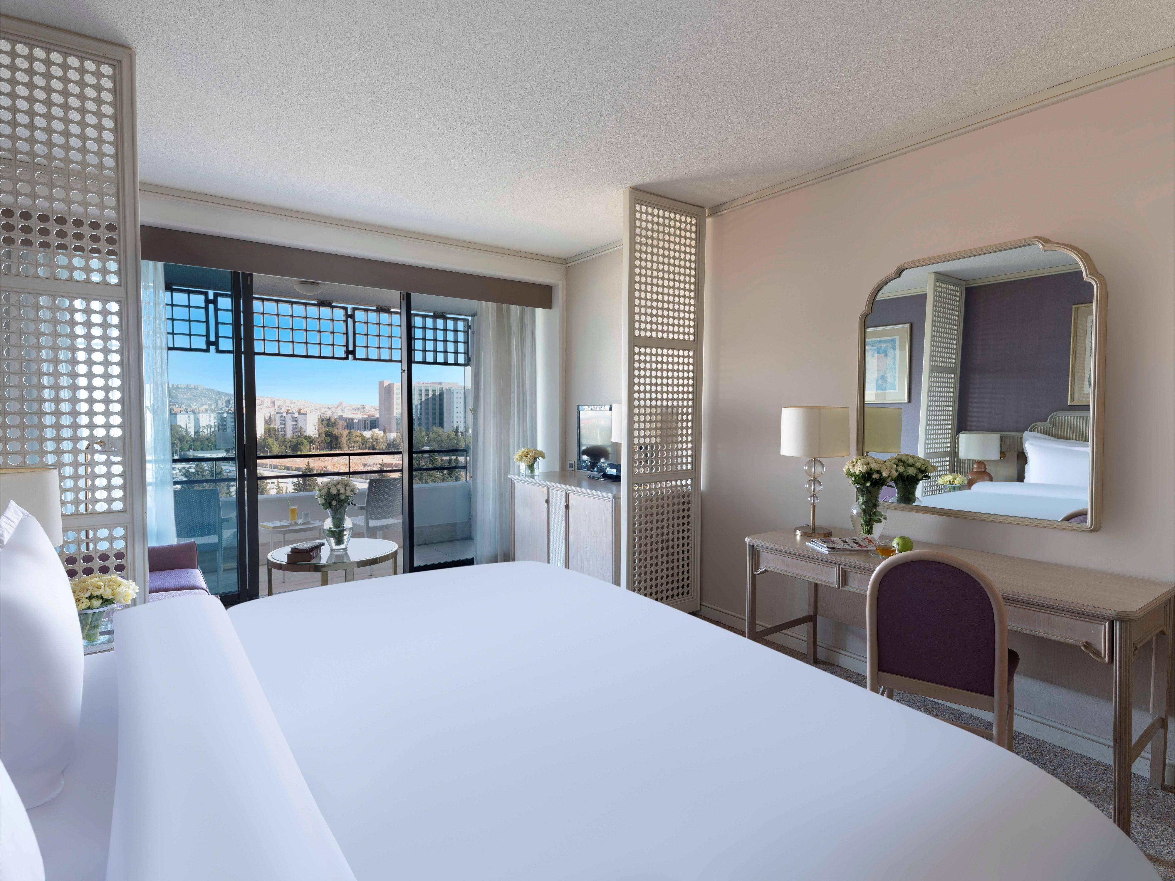 Deluxe city view room king bed