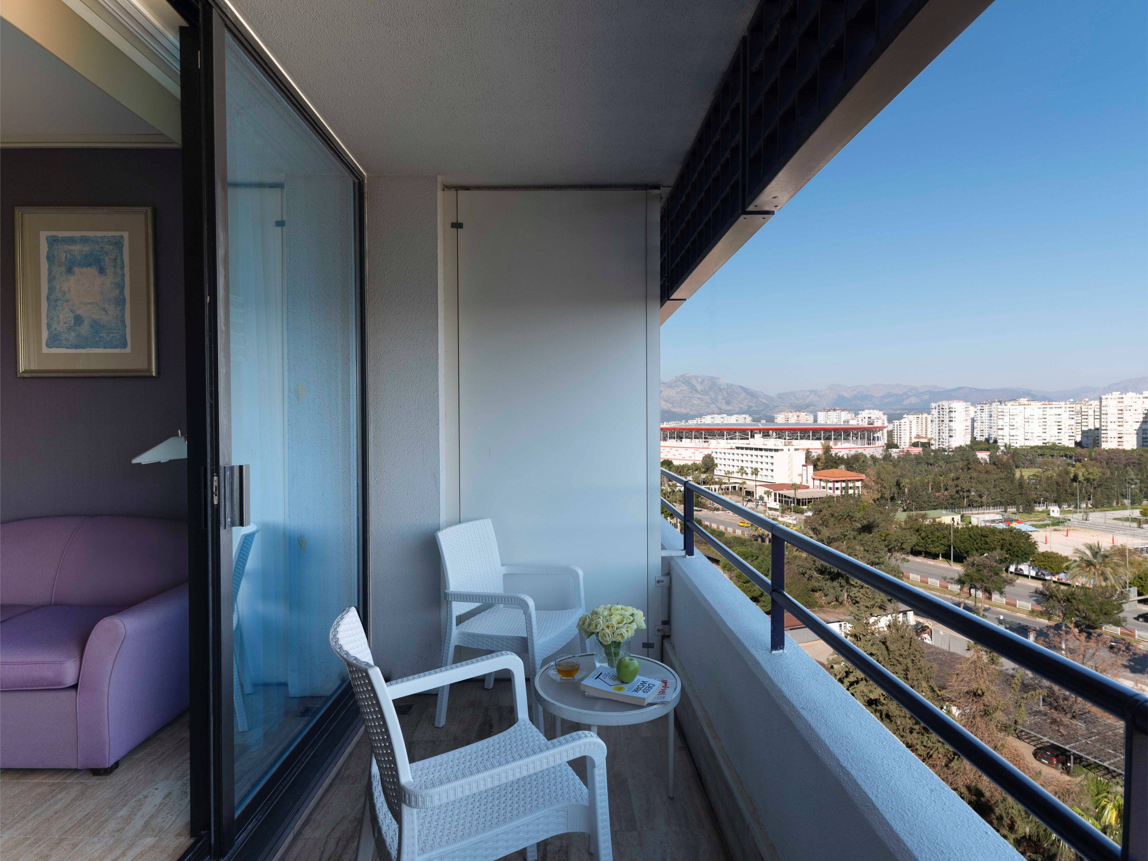 Deluxe city view room king bed