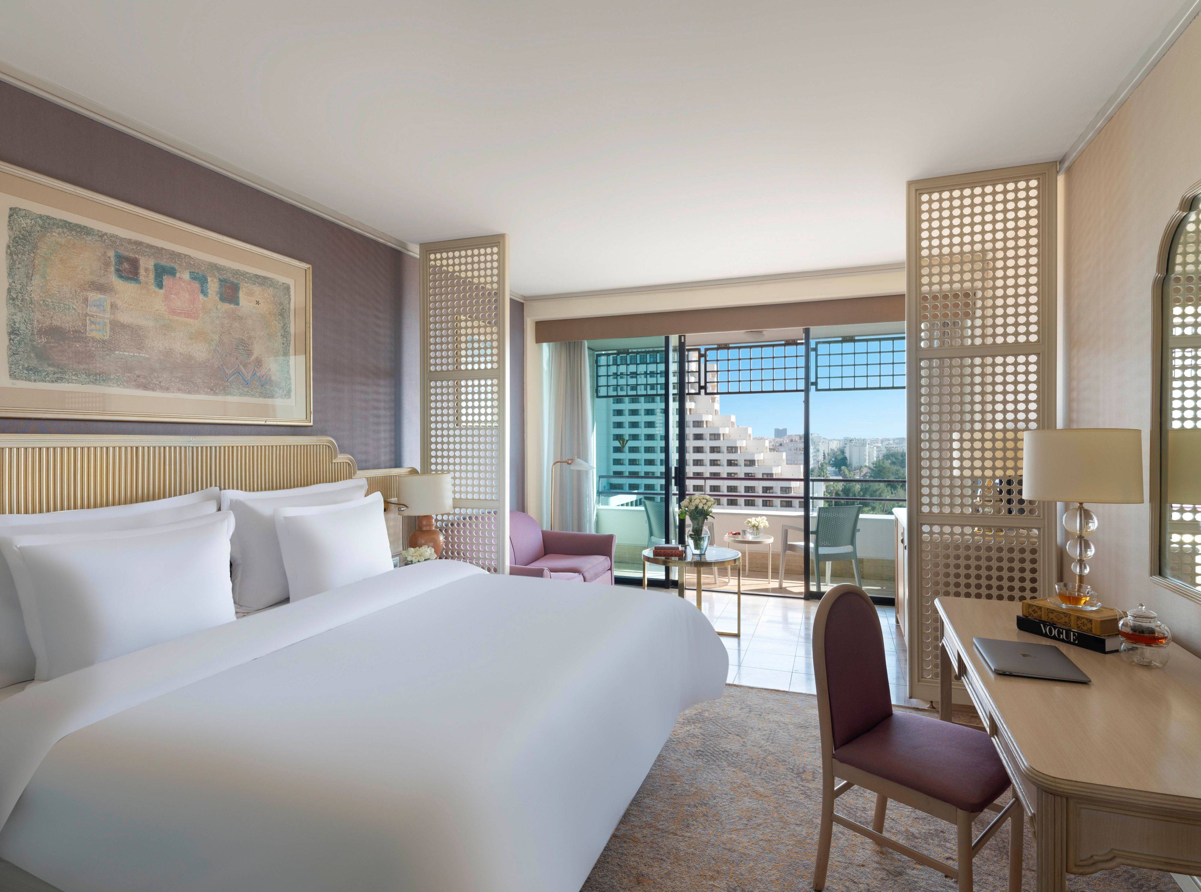 Deluxe sea view room king bed
