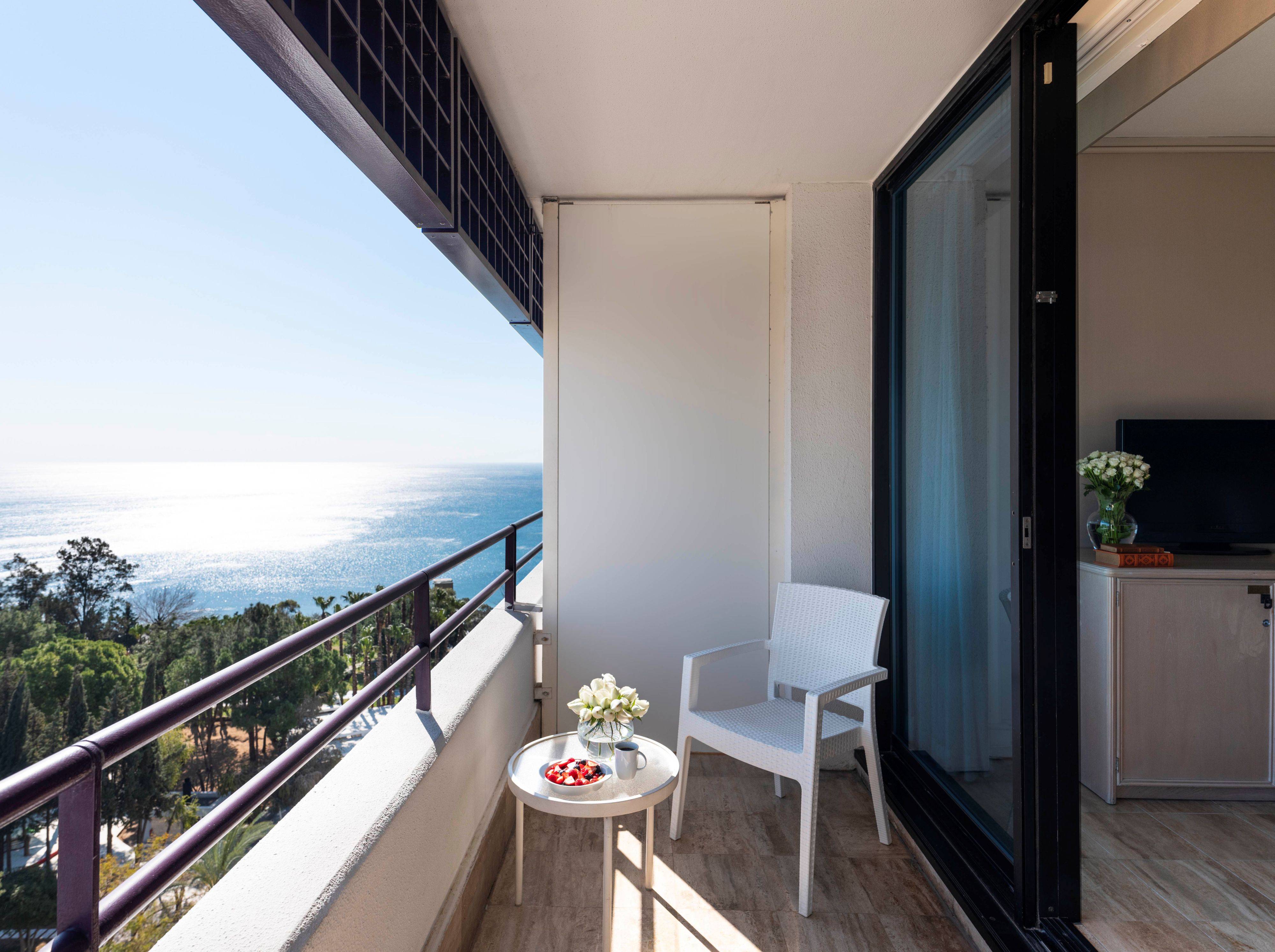 Deluxe sea view room king bed