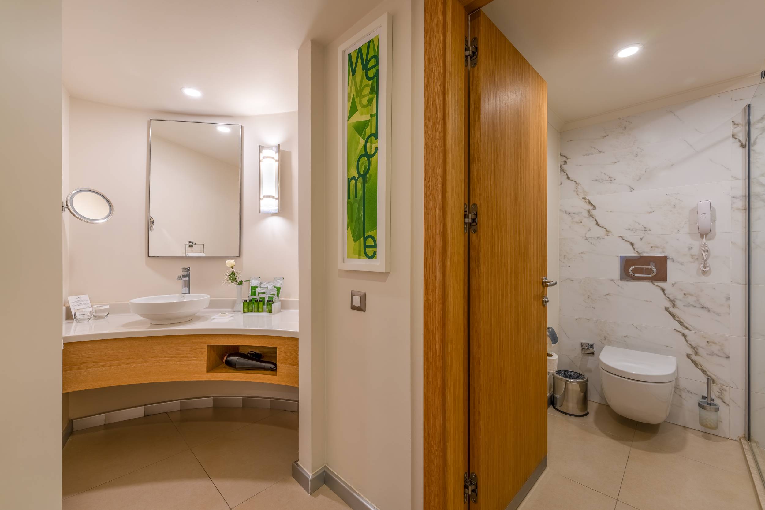 Standardna soba s pogledom na vrt i francuskim balkonom