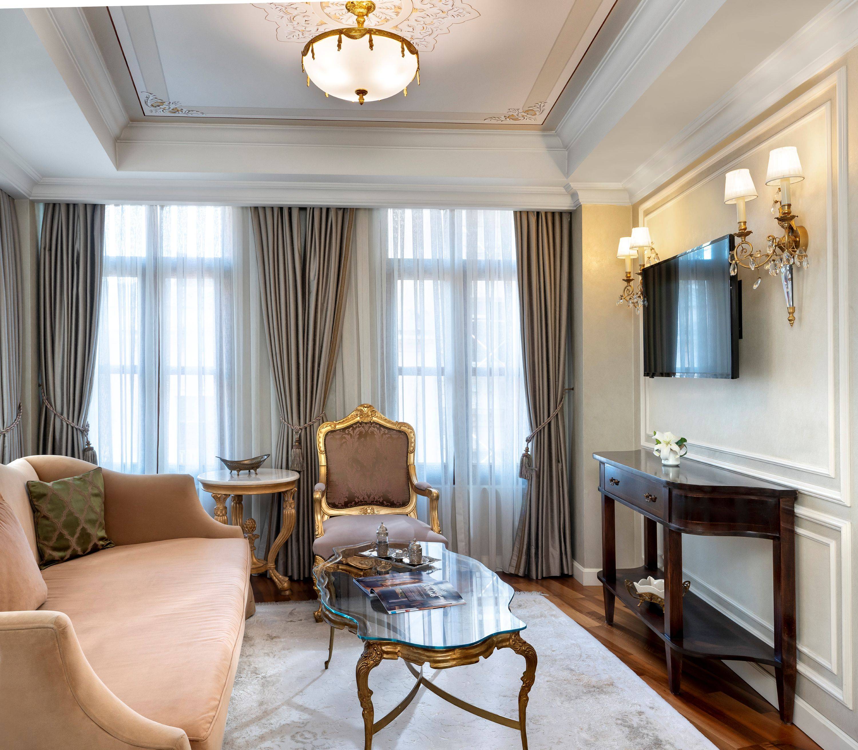 Junior Suite, Пера көрінісі