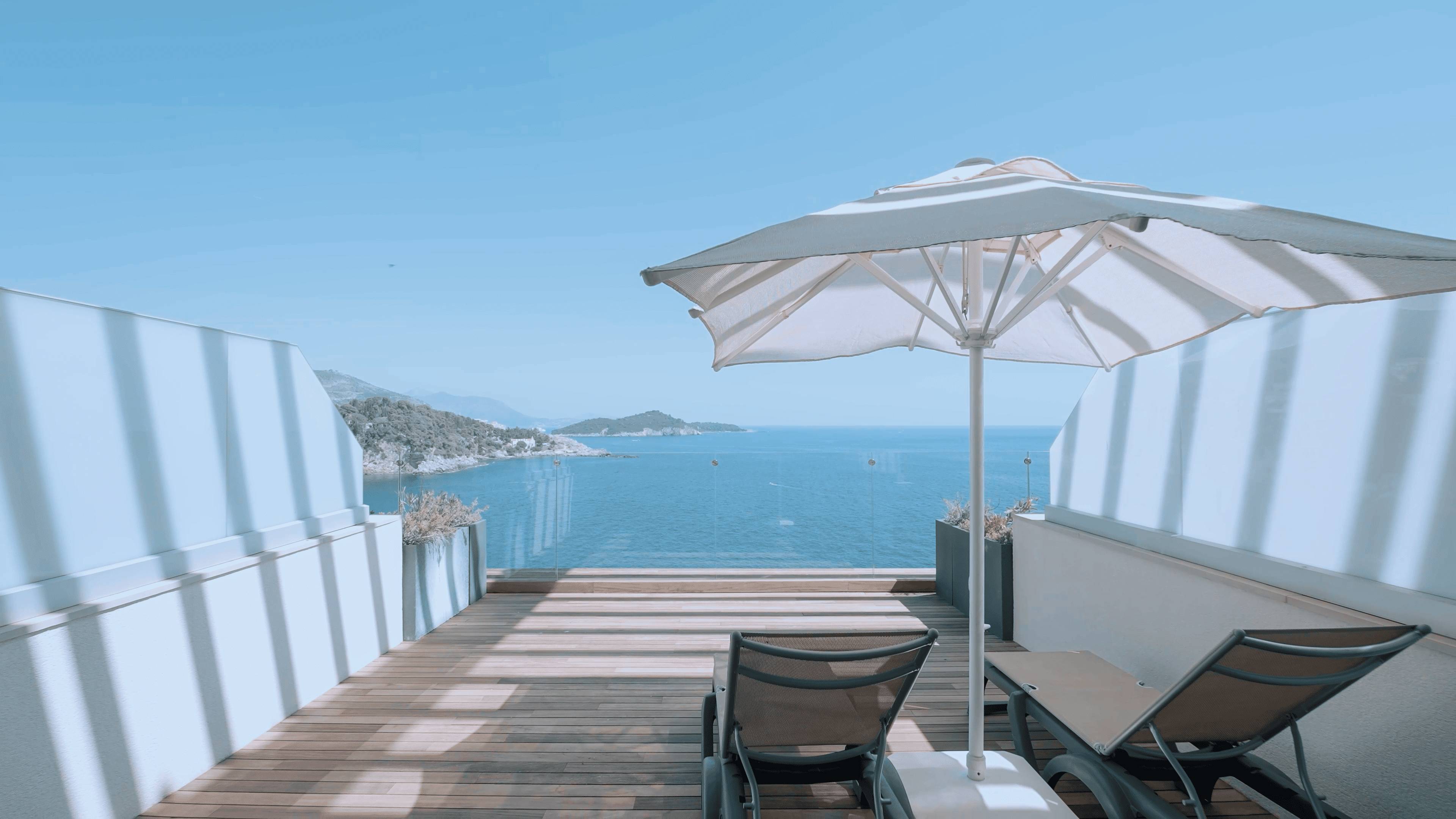 Privatna drvena terasa s dvije ležaljke i suncobranom, nudi spektakularan, jasan pogled na Jadransko more i udaljene otoke