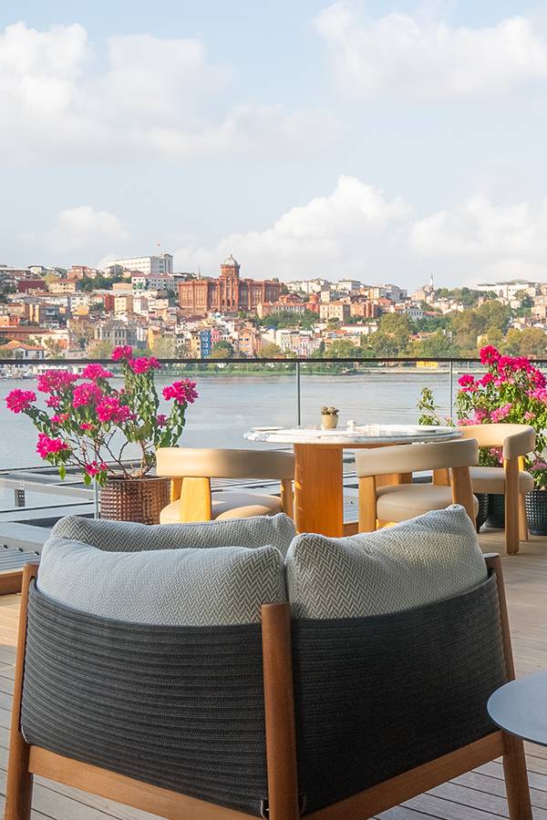 Rixos Tersane Istanbul - taras Josephine Istanbul z widokiem na nabrzeże i zabytkową panoramę miasta