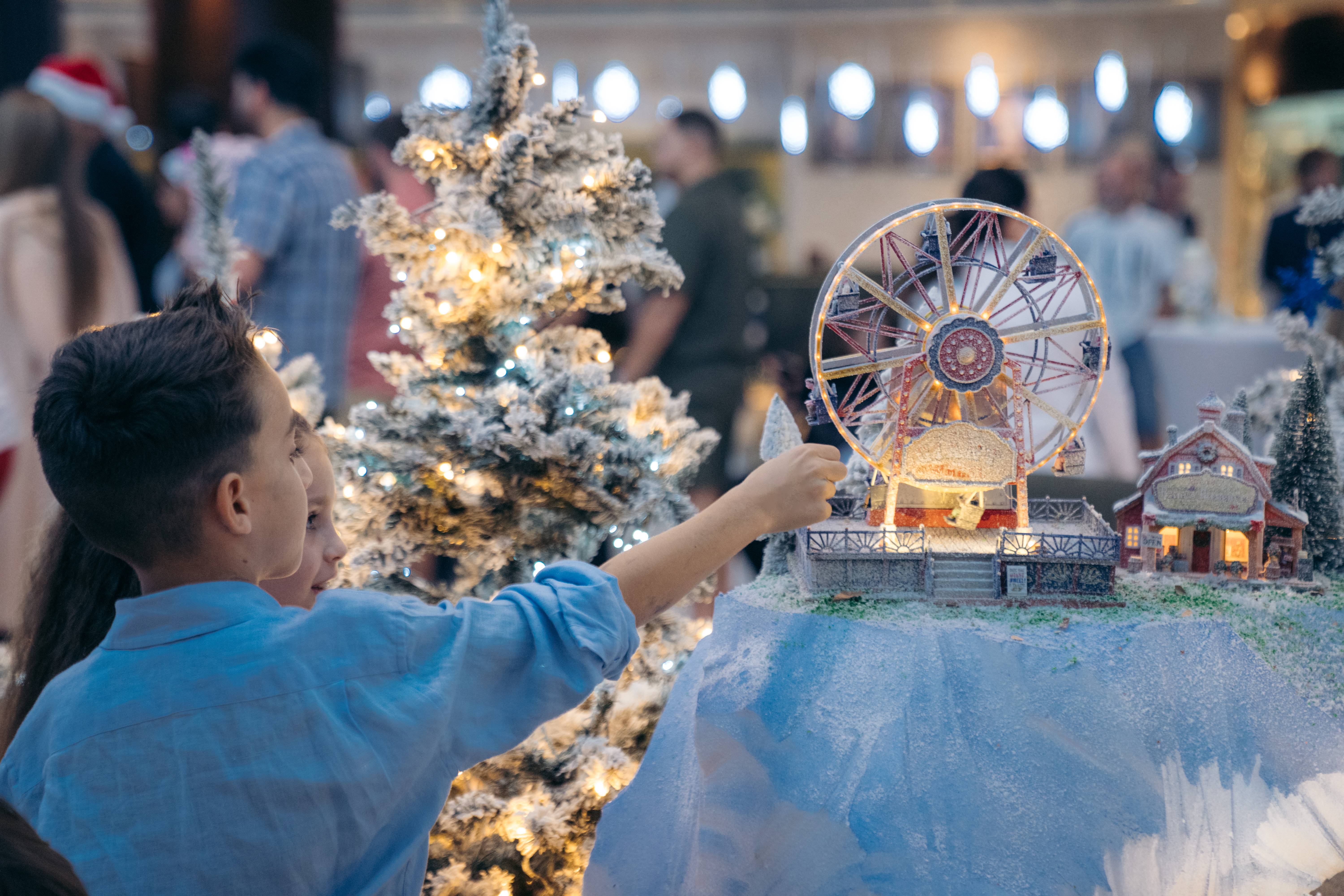 إضاءة شجرة عيد الميلاد في هيئة الإذاعة والتلفزيون والإذاعة والتلفزيون الريفي