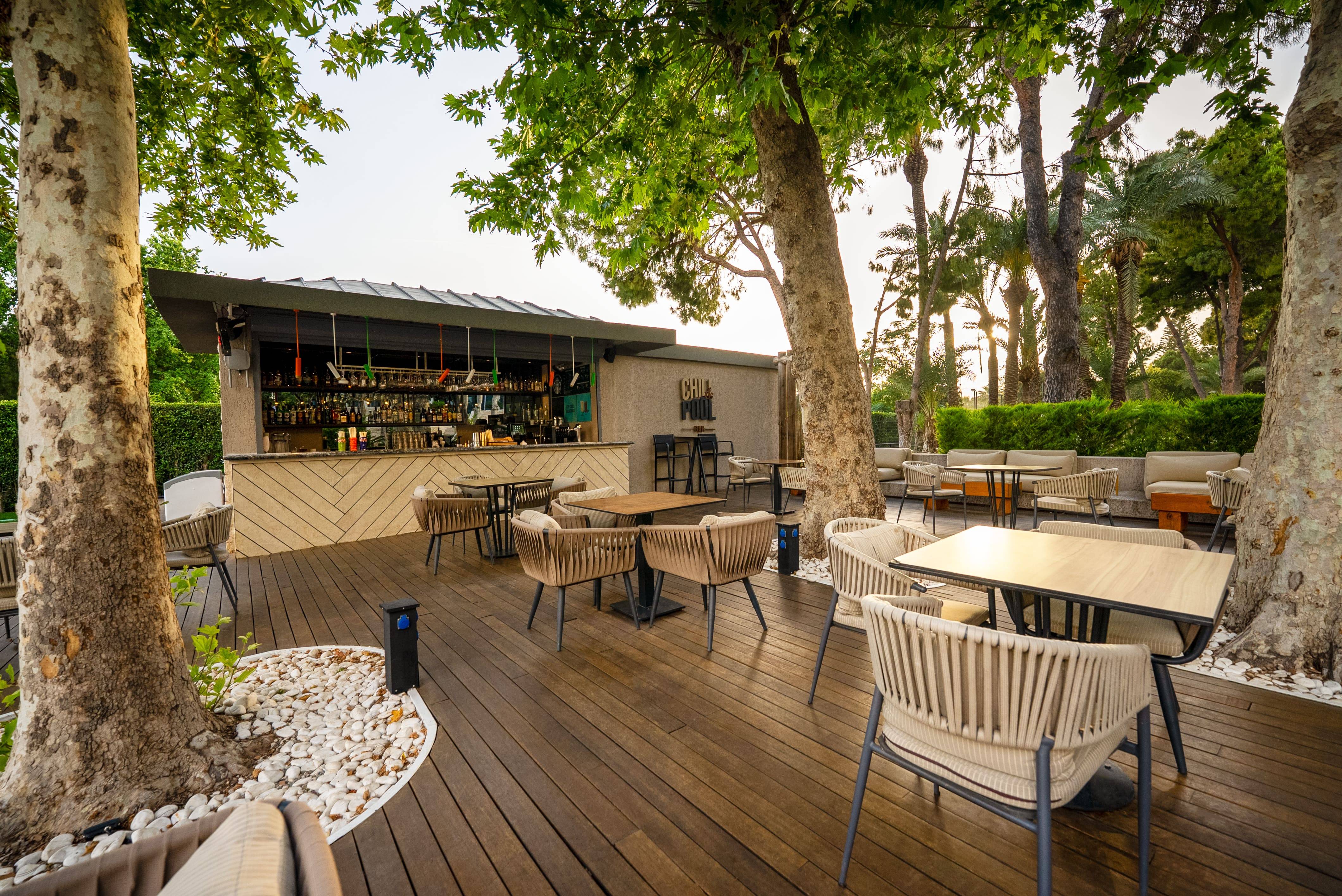 Chill & Pool Bar u Rixos Downtown Antalya s ugodnim vanjskim sjedenjem u sjeni drveća