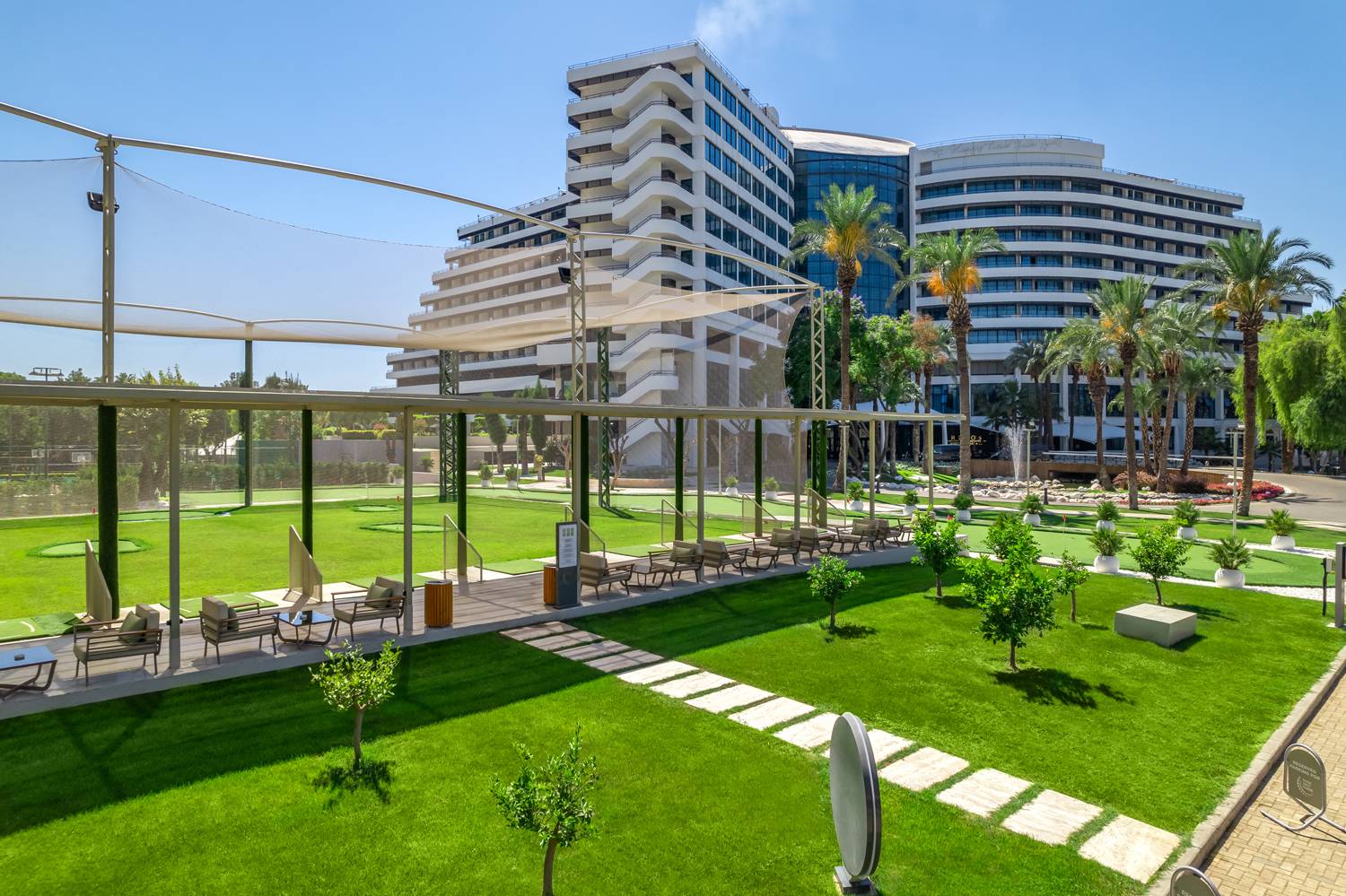 Rixos Golf Range u Rixos Downtown Antalya s modernim mjestima za vježbanje, bujnim zelenim travnjacima i palmama