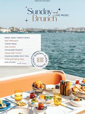 Elegancka niedzielna brunchowa aranżacja na świeżym powietrzu w hotelu Rixos Tersane Istanbul, obejmująca pięknie nakryty stół z rogalikami, turecką herbatą i wykwintnymi potrawami, z widokiem na malowniczy Złoty Róg, promująca muzykę na żywo i międzynarodowe doznania kulinarne.