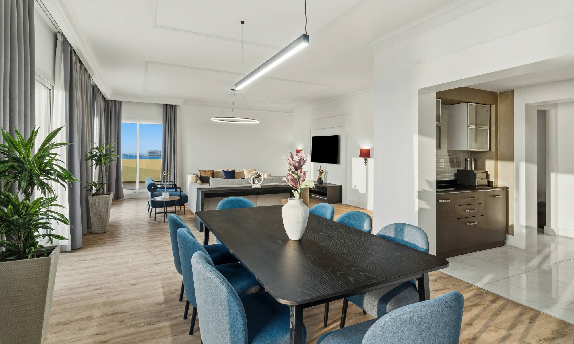 Apartman s tri spavaće sobe s king size krevetom, blagovaonicom, dnevnim boravkom i kuhinjom