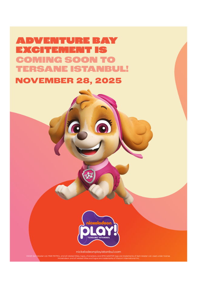 Plakat Nickelodeon Play! Tersane Istanbul przedstawiający Skye z PAW Patrol z napisem „Adventure Bay Excitement Coming Soon, November 28, 2025” (Emocje w Adventure Bay już wkrótce, 28 listopada 2025 r.).