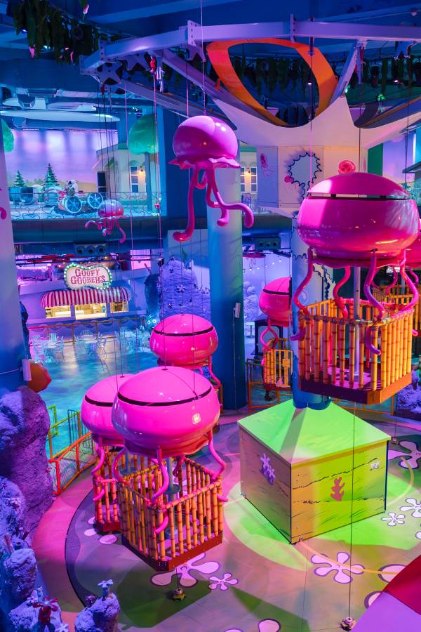 ரிக்சோஸ் டெர்சேன் இஸ்தான்புல்லில் உள்ள நிக்கலோடியன் விளையாட்டு மைதானத்திற்குள் ஸ்பாஞ்ச்பாப் ஸ்கொயர் பேண்ட்ஸ் கருப்பொருள் கொண்ட ஜெல்லிமீன் சவாரி மற்றும் விளையாட்டுப் பகுதி.