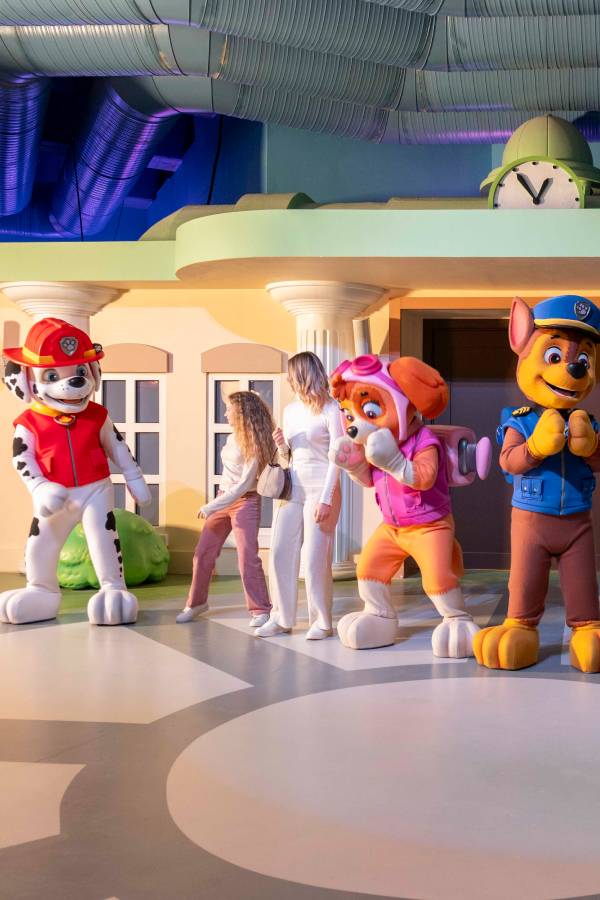 ரிக்சோஸ் டெர்சேன் இஸ்தான்புல்லில் உள்ள நிக்கலோடியன் ப்ளேவில் PAW பேட்ரோல் கதாபாத்திரங்களான மார்ஷல், ஸ்கை மற்றும் சேஸுடன் ஒரு சந்திப்பை அனுபவிக்கும் விருந்தினர்கள்.