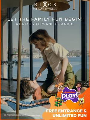 Una famiglia si gode l'ara tatili al Rixos Tersane Istanbul con genitori e figli che si divertono insieme, grazie all'intrattenimento per famiglie Nickelodeon Play.
