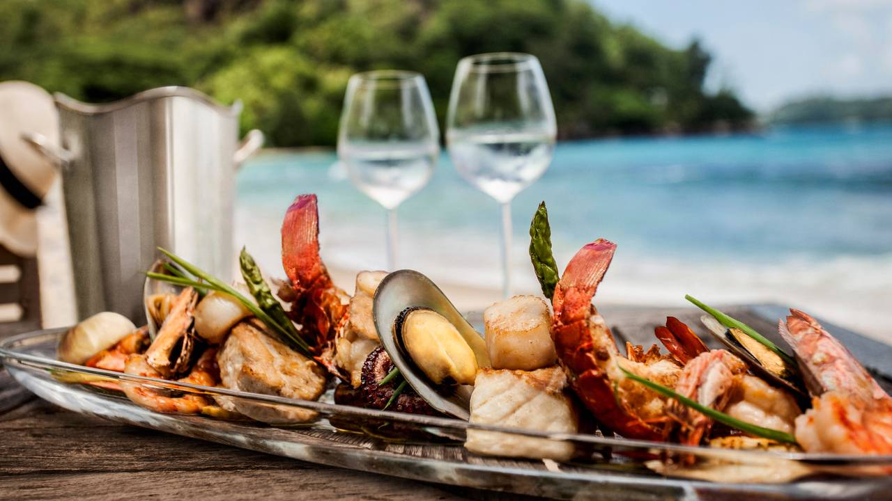 Mâncare cu fructe de mare proaspete pe malul mării