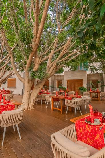 Rixos Sungate'in açık restoran terası Kuro temalı bir ortama sahiptir. Koyu renkli ahşap bir güverteye sahip olan mekân, büyük yapraklı ağaçlarla gölgeleniyor. Masalar parlak kırmızı ve altın desenli örtüler ve modern, dokuma sandalyelerle donatılmıştır.
